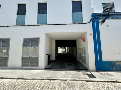 a white building with a hallway leading into a tunnel at GATU Palacio de Rosa SOLO Familias in El Puerto de Santa María