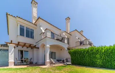 a large white house with a green hedge at Pet Friendly Home In Arcos De La Frontera in Arcos de la Frontera