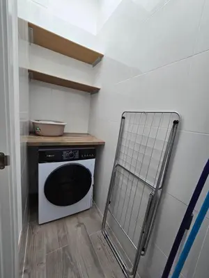 a small kitchen with a washer and dryer in a room at Piso El IDEAL in Lebrija