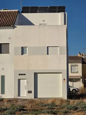 a white house with a garage at Piso El IDEAL in Lebrija