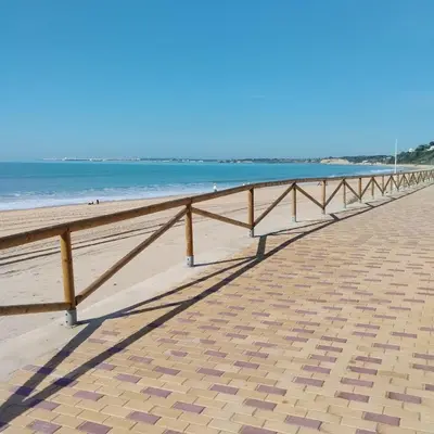 a long wooden fence next to the beach at Apartamento junto a PLAYA LAS REDES-VISTAHERMOSA, CADIZ in El Puerto de Santa María