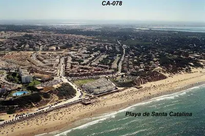 an aerial view of a beach with a lot of people at Apartamento junto a PLAYA LAS REDES-VISTAHERMOSA, CADIZ in El Puerto de Santa María