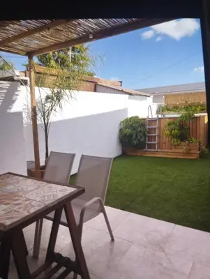 a patio with a table and chairs and a yard at Estudio Álvaro in Cádiz