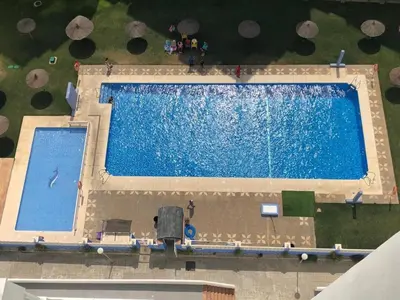 an overhead view of a large swimming pool at Apartamento Relax junto al Mar in El Puerto de Santa María