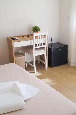 a bedroom with a desk and a chair and a bed at Alojamientos Dunas del Alba in Chipiona