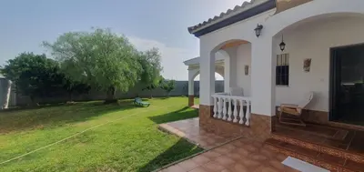 a view of the backyard of a house at Casa con jardin privado en primera linea de playa in Chipiona