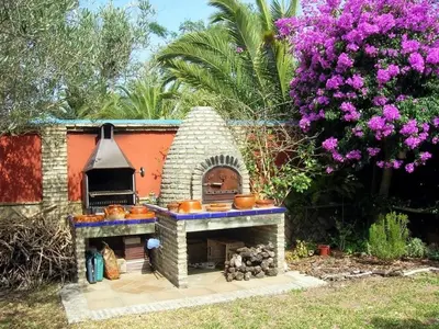 a model of a outdoor oven in a garden at Mis Tres Centenarios in El Puerto de Santa María