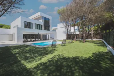 a house with a yard with a swimming pool at Increíble Villa en campo de golf in Novo Sancti Petri