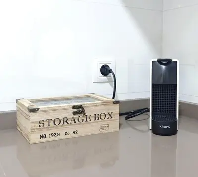 a box with a phone and aeper box with a battery at Apartamento Hibiscos Little Apartments in Cádiz