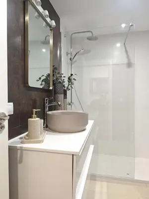 a bathroom with a sink and a shower at Apartamento Hibiscos Little Apartments in Cádiz