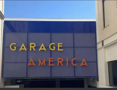 a sign that says garage ayerzona on the side of a building at Apartamento Hibiscos Little Apartments in Cádiz