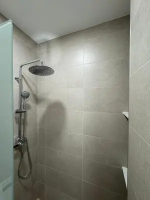 a bathroom with a shower with a glass door at Apartamento Los Pajaritos II in Jerez de la Frontera