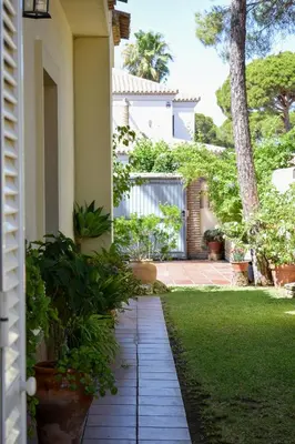 a walkway in the yard of a house with plants at Villa La Torre in Novo Sancti Petri