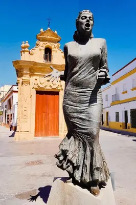 a statue of a woman standing in front of a building at Loft Alegría de Jerez in Jerez de la Frontera