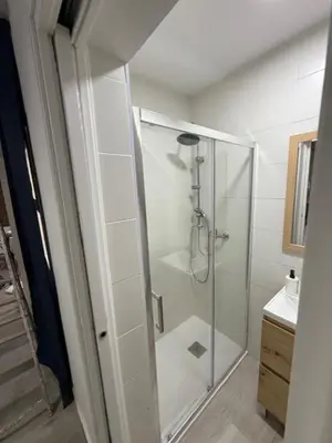 a bathroom with a shower with a glass door at Apartamento BF Jacuzzi Jerez in Jerez de la Frontera