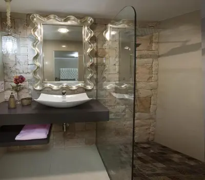 a bathroom with a sink and a mirror at Villa de Lujo con Jardines y Piscina in El Puerto de Santa María