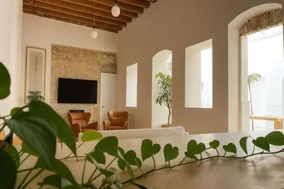 a living room with a couch and a tv at Preciosa villa con patio céntrica in San Fernando