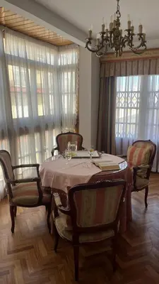 a dining room with a table with chairs and a chandelier at Apartamento centrico, 5 bedrooms, 5 baños en-suite in Jerez de la Frontera