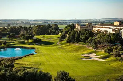 an aerial view of a golf course with a pond at Apartamento centrico, 5 bedrooms, 5 baños en-suite in Jerez de la Frontera