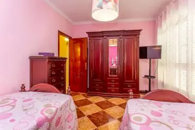 a bedroom with a bed and a dresser and a table at Villa Stella maison entre Séville et Cadix in Lebrija