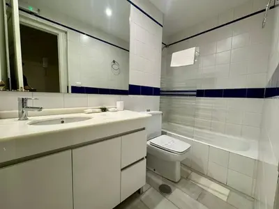 a bathroom with a sink and a toilet and a tub at Apartamento Vista Hermosa Grupo AC Gestion in El Puerto de Santa María