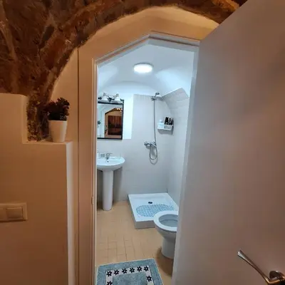 a bathroom with a toilet and a sink at Habitación con baño privado in Sanlúcar de Barrameda