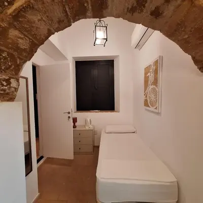 a bedroom with a white bed and a window at Habitación con baño privado in Sanlúcar de Barrameda