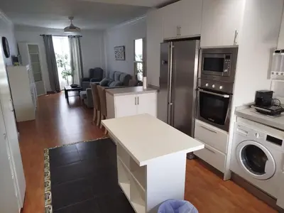 a kitchen and living room with a washer and dryer at Alojamiento céntrico y confortable in Sanlúcar de Barrameda