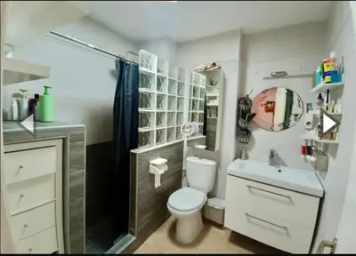 a bathroom with a toilet and a sink and a shower at Alojamiento céntrico y confortable in Sanlúcar de Barrameda