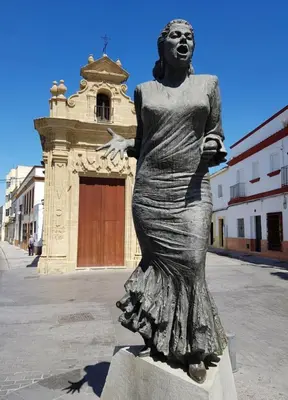 a statue of a woman standing in front of a building at Apartamento SOL Y DUENDE in Jerez de la Frontera