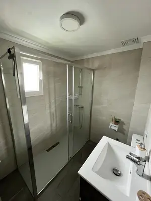a bathroom with a shower and a sink at Tu ático ideal Terraza, Centro y Playa a pie in Sanlúcar de Barrameda