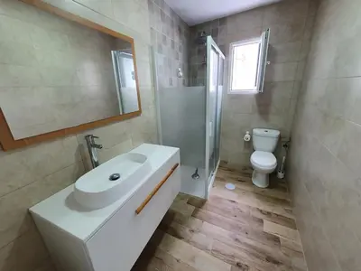 a bathroom with a sink and a shower and a toilet at Fabuloso Apartamento centrico San Miguel WIFI in Jerez de la Frontera