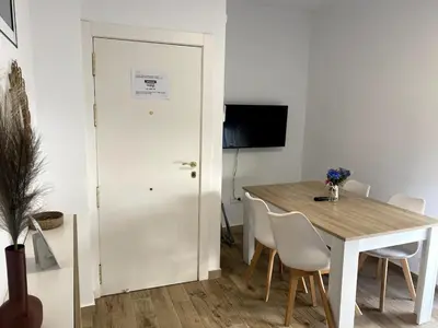 a dining room with a table and a white door at Fabuloso Apartamento centrico San Miguel WIFI in Jerez de la Frontera