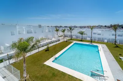 an image of a swimming pool at a apartment at Lujoso chalet con jardín privado a 300 metros de la playa in Conil de la Frontera