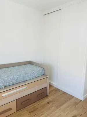 a small bedroom with a bed and a closet at Chalet Familiar NUEVO-10min Cádiz Capital in Puerto Real