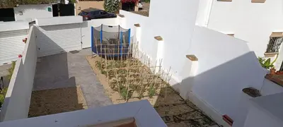 an external view of a white building with a staircase at Chalet Familiar NUEVO-10min Cádiz Capital in Puerto Real