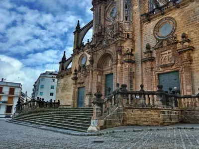 an old building with stairs in front of it at Refugio de Visitación in Jerez de la Frontera