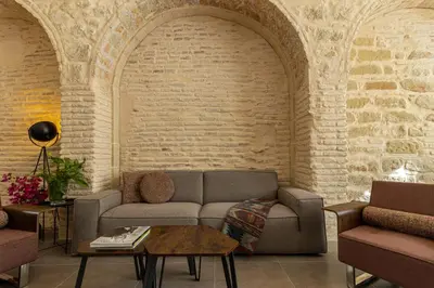 a living room with a couch and a table at Musart Entre Artes in Jerez de la Frontera
