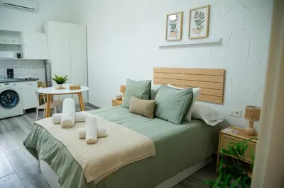 a bedroom with a bed with towels on it at Apartamento La Catavina in Jerez de la Frontera