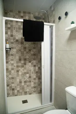 a bathroom with a shower with a glass door at Apartamento La Catavina in Jerez de la Frontera