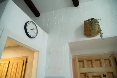 a clock on a wall next to a door at Apartamento La Catavina in Jerez de la Frontera