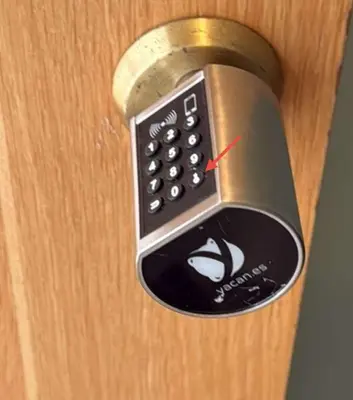 a close up of a remote control on a door at Vacantrip Évora - Loft con encanto en Jerez in Jerez de la Frontera