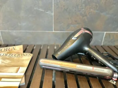 a pair of tongs sitting on top of a table at Vacantrip Évora - Loft con encanto en Jerez in Jerez de la Frontera