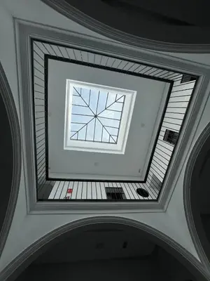 a window in the ceiling of a room at Porvernir 10 in Jerez de la Frontera