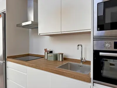 a kitchen with a sink and a microwave at Sherry de la Riva - Ole Solutions in Jerez de la Frontera