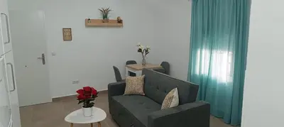a living room with a couch and a table at Apartamento El Albero in Jerez de la Frontera