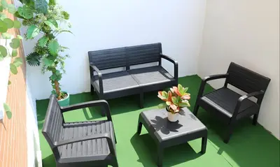 a model of a room with three chairs and a table at Apartamento La Venencia II in Jerez de la Frontera