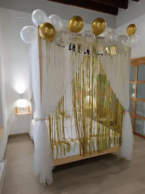 a room with white and gold balloons and a table at Apartamentos turísticos CASA de los BALCONES in Chipiona