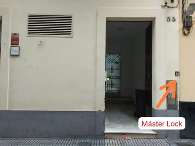 a door to a building with an orange arrow pointing to a door at DescubreHome Sacramento in Cádiz