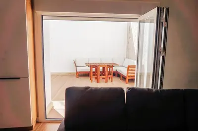 a living room with a couch and a table at Apartamento en pleno centro de Jerez con patio privado in Jerez de la Frontera